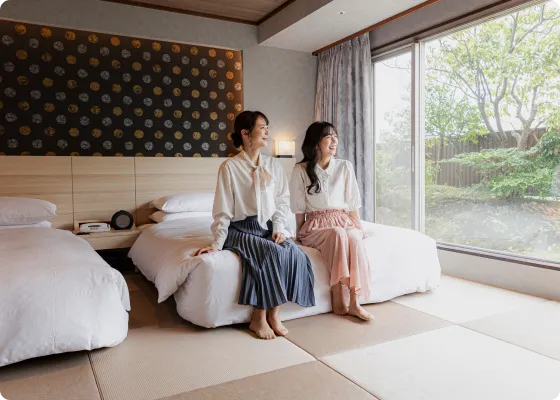 画像:お部屋でくつろぐ女性