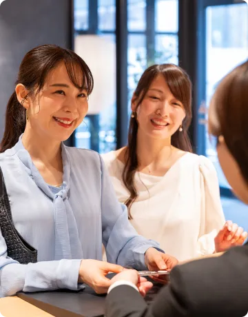 画像:チェックインする女性