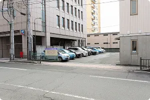 南側駐車場：山形グランドホテル