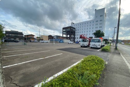 平面駐車場（100台無料　※大型車除く）：ロイヤルホテル大館