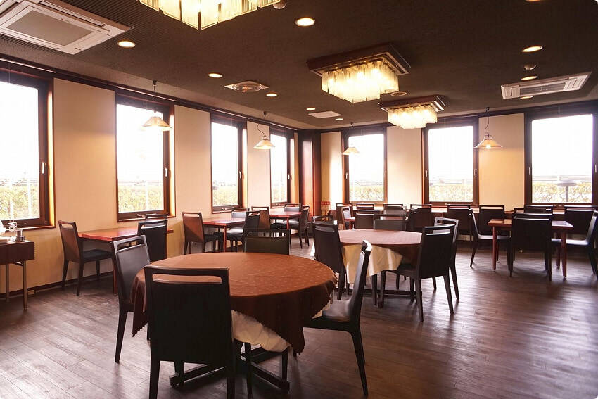 1階レストラン「ヴィラロイヤル」：ロイヤルホテル大館