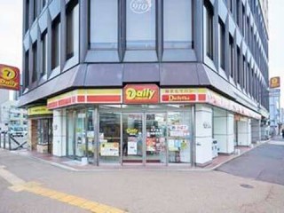 写真：1階にコンビニ、22時30分まで営業！