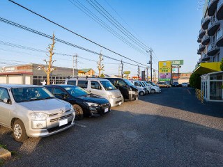 写真：隣接駐車場を完備