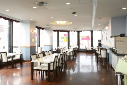 大きな窓から光が降り注ぐ、開放的なレストラン:ホテルセレクトイン青森