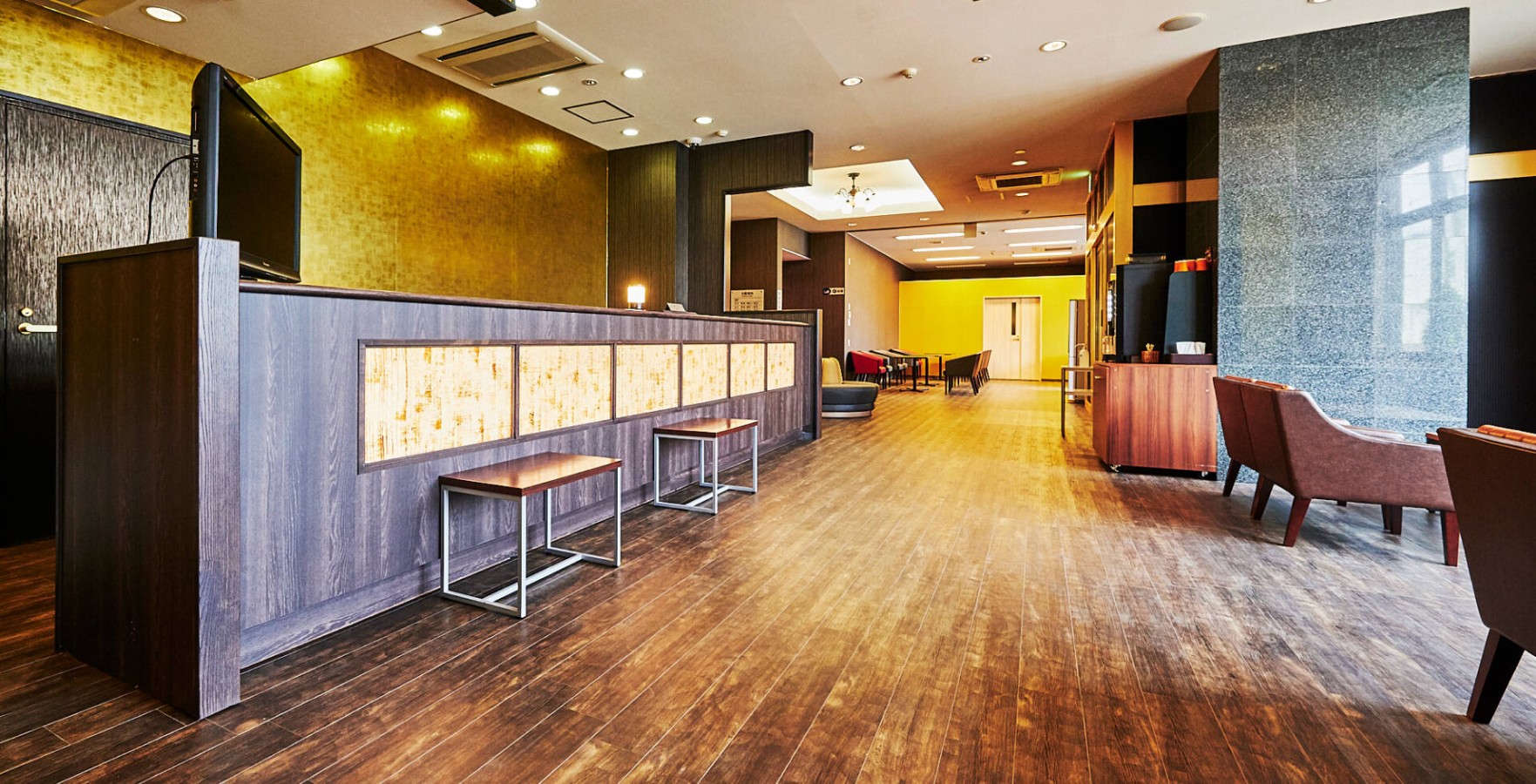 フロント：グランドパークホテル大館