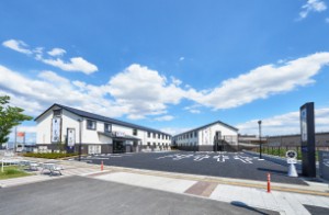 50台分の無料駐車場：いやし処ほてる寛楽埼玉・本庄早稲田ひのきの館 