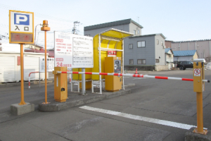 駐車場入り口：アネックスロイヤルホテル