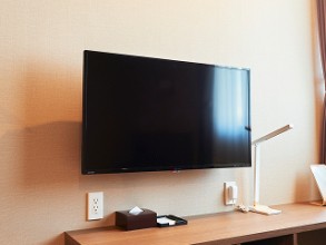 写真：40インチ壁掛TVを完備