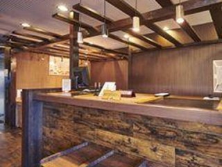 写真：木のぬくもりあるフロント・ロビー