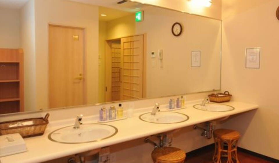 温泉　脱衣所：グランドパークホテル大館