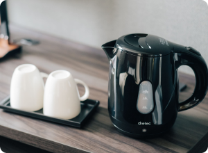 写真：コップと湯沸かしケトル