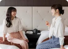 写真：女性二人が談笑する様子